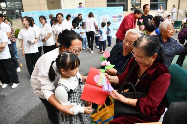 市柳林小学天津路第一校区：九九重阳节 浓浓敬老情