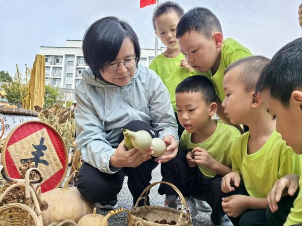 凤山幼儿园：晒自然之美 享秋收之乐