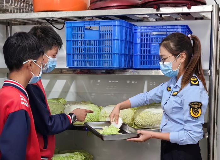 湖北省竹山县深河市场监管所：“你点我检”进校园 护航师生饮食安全