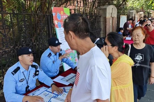 便民集市上，快递小哥郑重地递交了入党申请书……