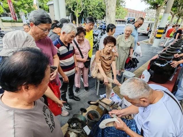 便民集市上，快递小哥郑重地递交了入党申请书……