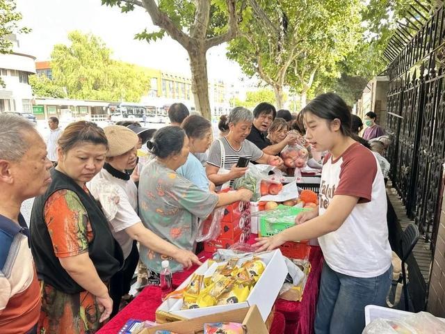 便民集市上，快递小哥郑重地递交了入党申请书……