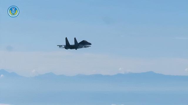 战鹰瞰台！东部战区空军多型战机与宝岛台湾中央山脉同框