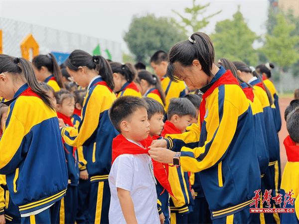 星星火炬 闪耀征程  西湖管理区中心小学举行新队员入队仪式