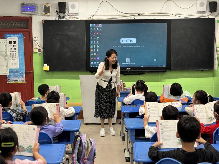 和平小学东校开启“推门听课月”活动