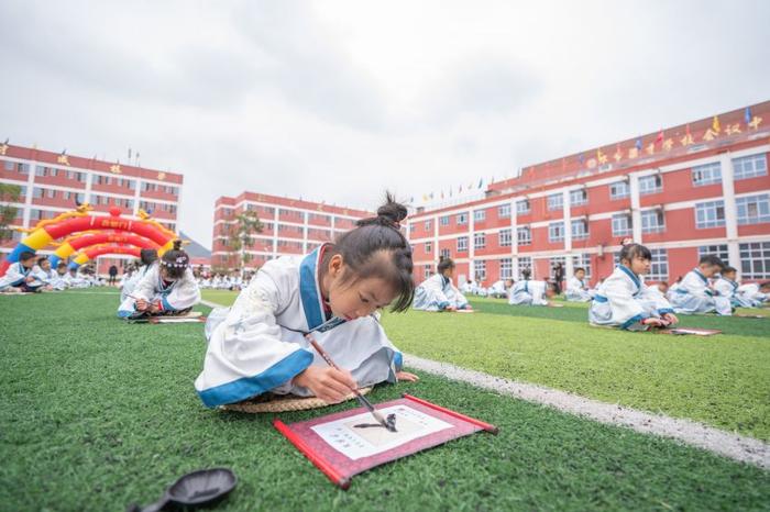 开笔启智！毕节梁才学校举行一年级新生开笔礼