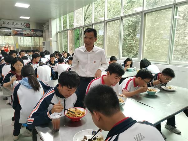 让校园食堂成为幸福食堂——十堰市二中打造阳光放心食堂侧记