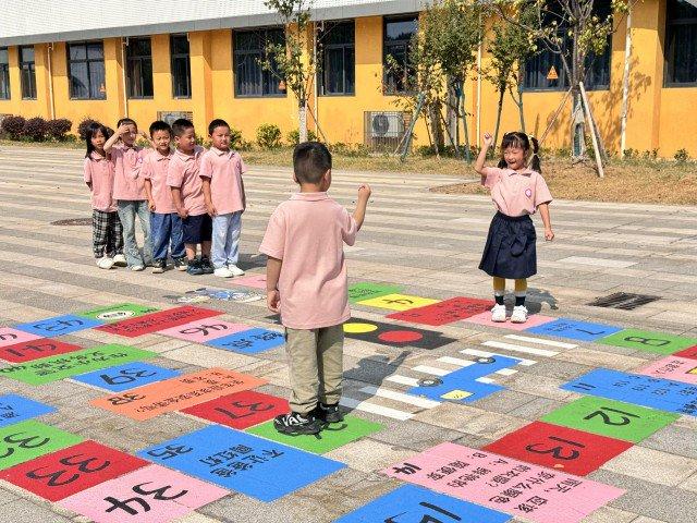 九华风车坪雅爱小学：“地面游戏”助一年级新生适应小学生活