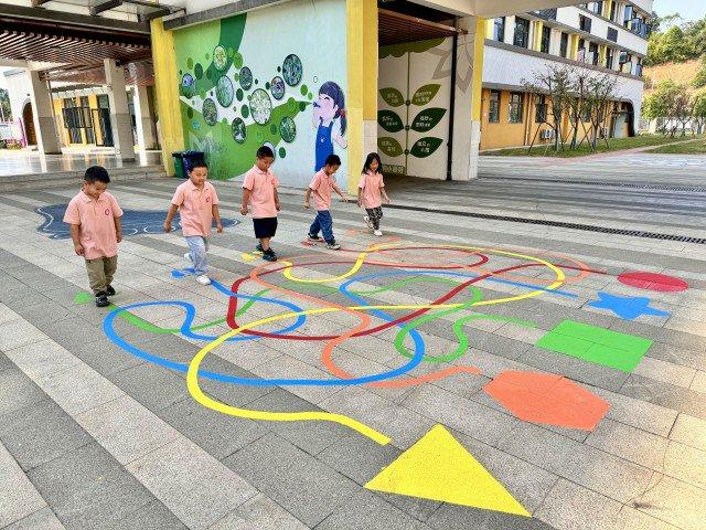 九华风车坪雅爱小学：“地面游戏”助一年级新生适应小学生活