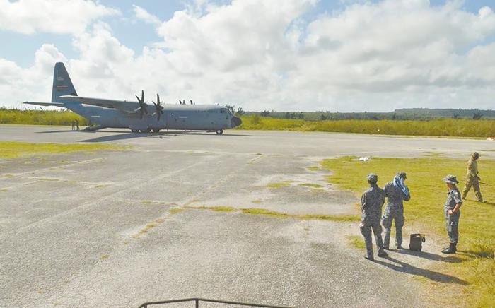 美空军C-130降落在天宁岛机场上。(图源:《星条旗报》)