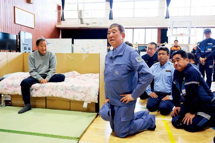 2024年10月5日,日本石川县,石破茂 (中)视察轮岛市一家应急疏散中心。