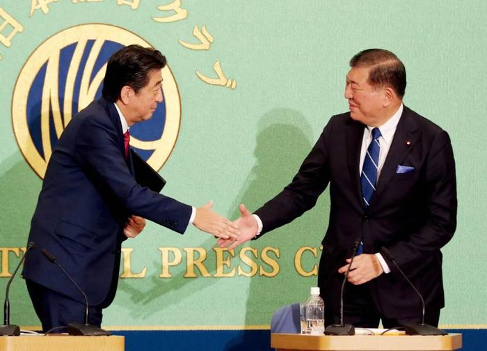 2018年9月,安倍晋三(左)与石破茂出席一场辩论。