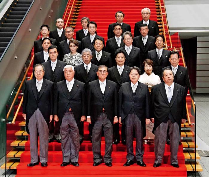 10月1日,日本首相石破茂(前排中)在东京的首相官邸率阁僚合影。本文图/视觉中国