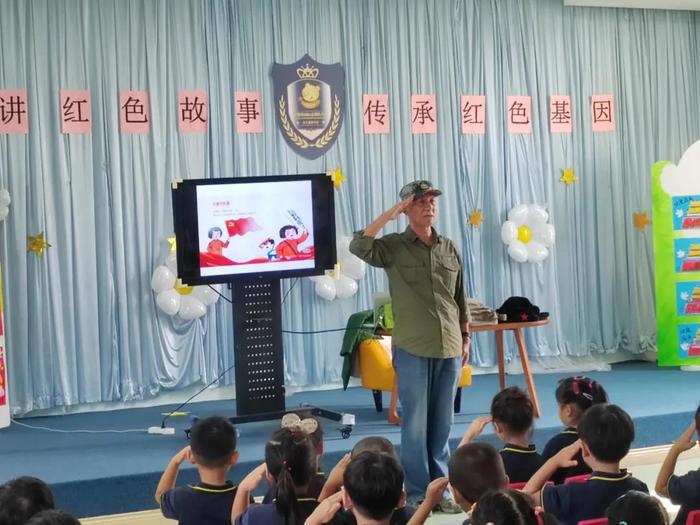 青岛市军休干部志愿宣讲团走进智慧熊幼儿园