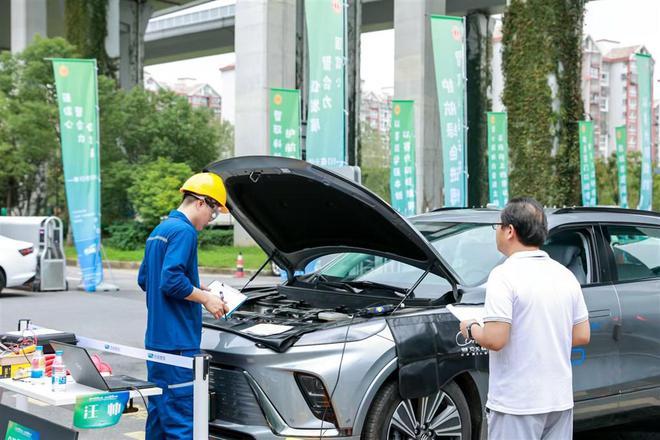 护航绿色进博 闵行举办“大虹桥”区域新能源汽车维修技能竞赛