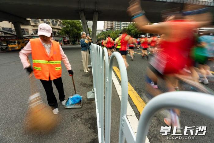 组图丨长马开跑，他们在现场守护！