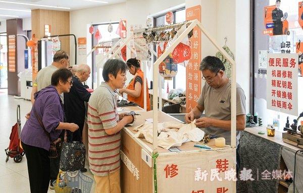 图说:乐山党群服务中心内,有一处为居民提供理发、磨刀、撬边、修鞋、换拉链、修伞、配钥匙等便民服务的场地