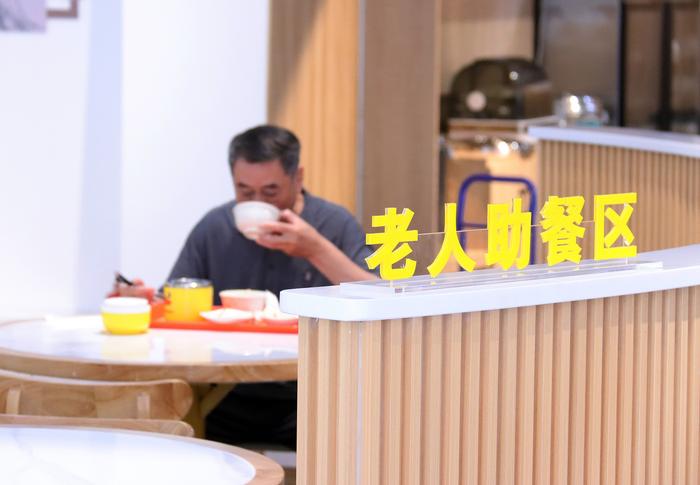 江苏常州：社区养老服务点食堂老人助餐区