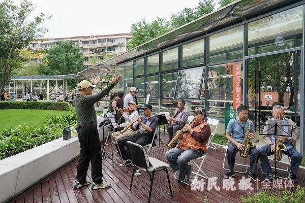 图说:乐山绿地打开围墙,融合了阅读空间、儿童游乐、户外健身、社区舞台等众多景观与功能 新民晚报记者 陈梦泽 摄(下同)