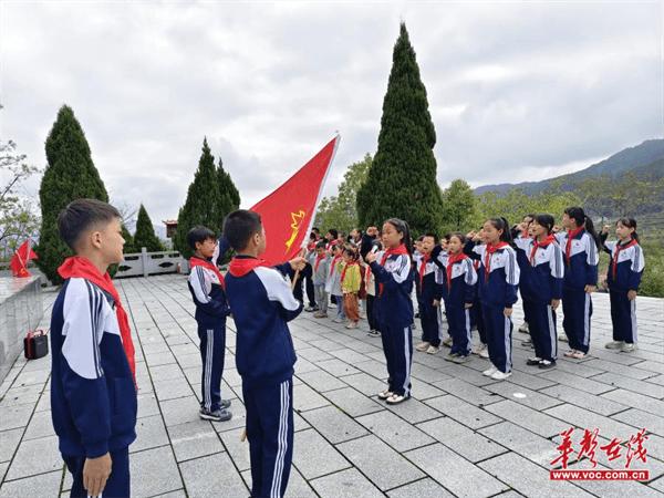 争做新时代好队员 上坪学校举行一年级新队员入队仪式