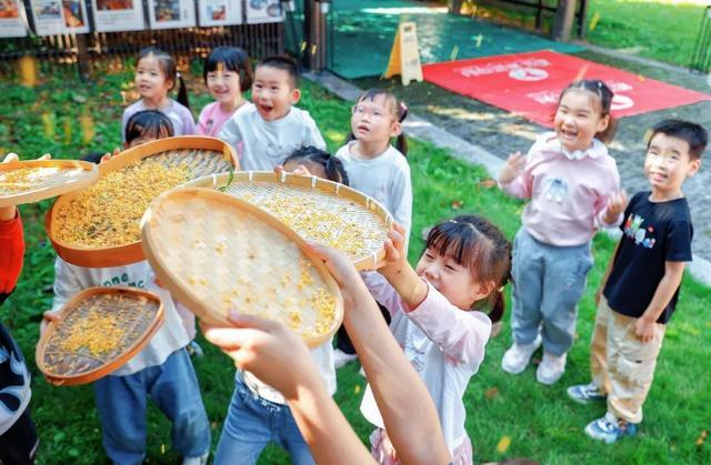 摇桂花、桂花贴画、弹奏古琴……小娃走进百年古宅参与非遗社教活动