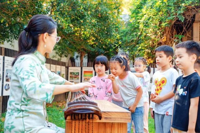 摇桂花、桂花贴画、弹奏古琴……小娃走进百年古宅参与非遗社教活动