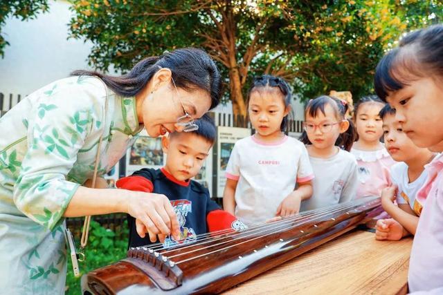 摇桂花、桂花贴画、弹奏古琴……小娃走进百年古宅参与非遗社教活动