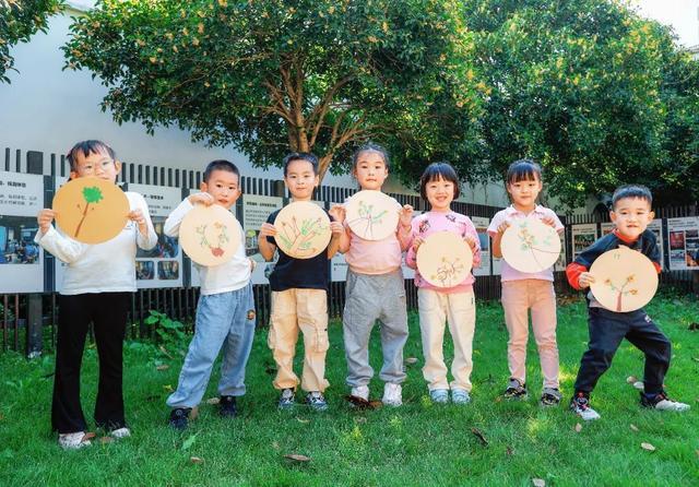 摇桂花、桂花贴画、弹奏古琴……小娃走进百年古宅参与非遗社教活动