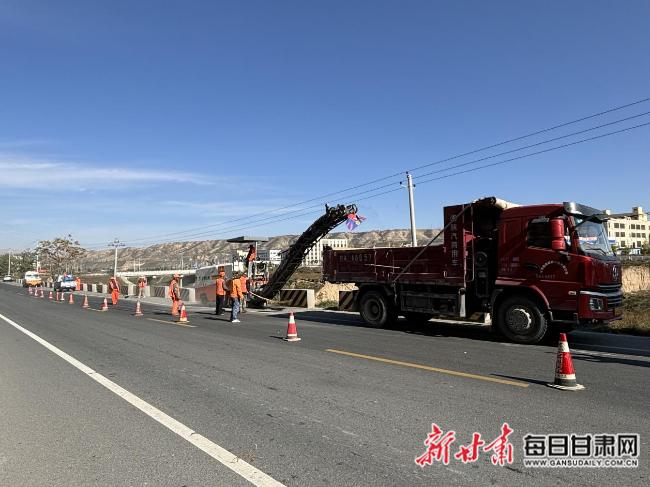 榆中公路段：处治公路病害 护航出行安全