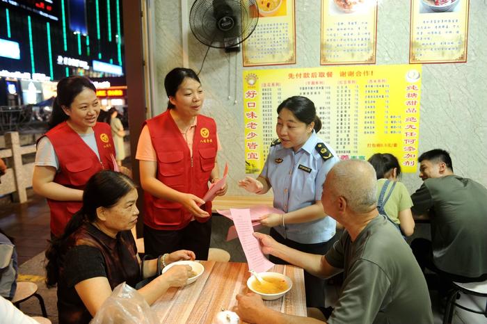 广西来宾市“八桂食安”志愿者服务队开展食品安全“十进”宣传活动