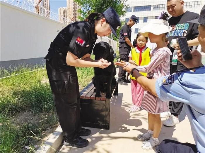 警犬基地的“姐妹警花”训导员