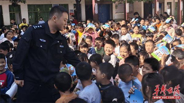 灵官镇中心小学：法治教育进校园 守护少年助成长