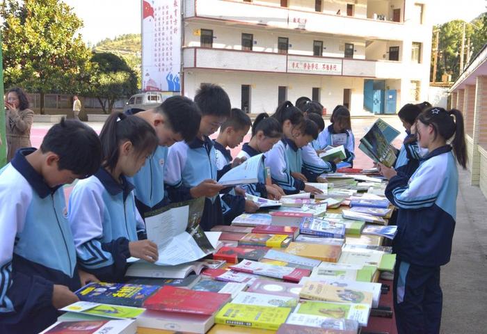 毕节市图书馆主题阅读推广活动走进威宁炉山中学