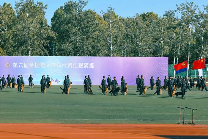 10月22日,国家移民管理局的训导员与警犬在进行汇报演练。新华社记者 任沁沁 摄