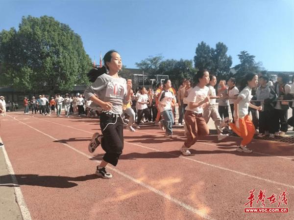 安化县平口镇完小：阳光运动会 赛场展风采