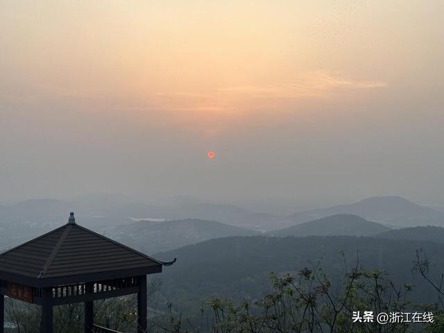 共享喜悦一刻，杭州望江阁成日出观景新宠