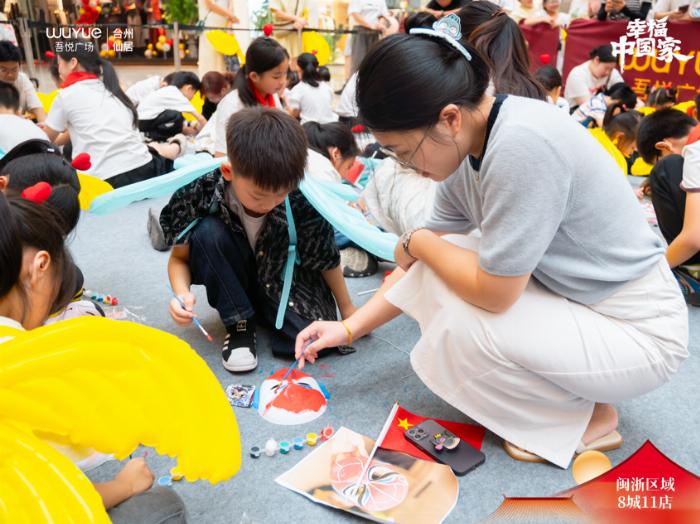 《仙居小记者与新城控股台州仙居吾悦广场共唱祖国赞歌，绽放青春光彩》