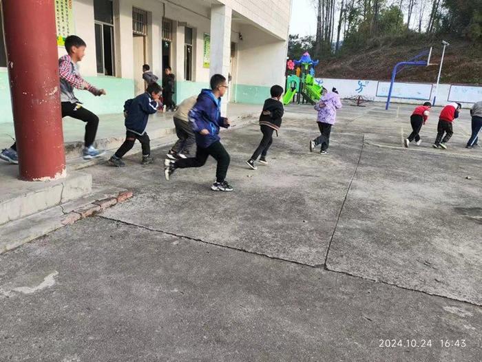 强化消防安全意识，筑牢安全防线——西峡县重阳镇下街小学开展消防安全演练活动