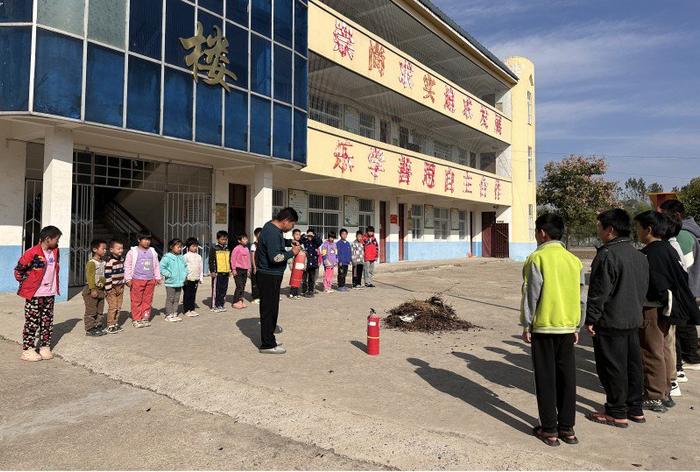 新野县施庵镇第五中心小学：开展消防演练 筑牢安全防线