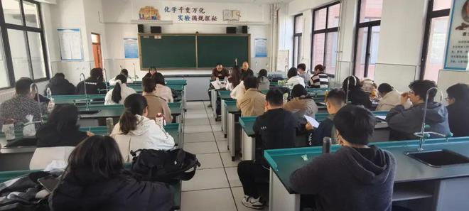 合作共建 双向服务——西安文理学院60名学生赴西安市五环中学开展教育见习活动