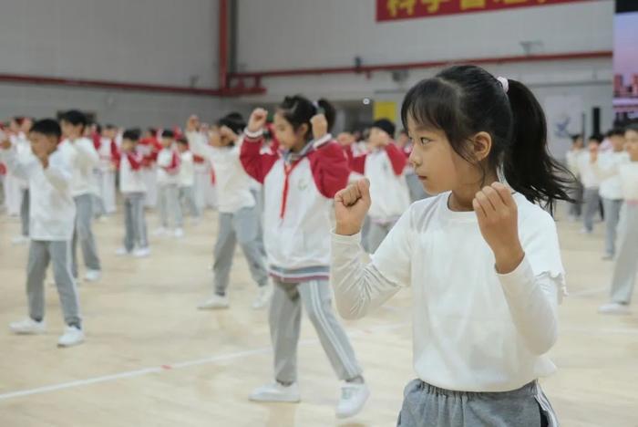 雁塔区高新路小学参加2024西安国际青少年足球邀请赛开幕式