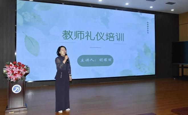 合作共建 双向服务——西安文理学院60名学生赴西安市五环中学开展教育见习活动