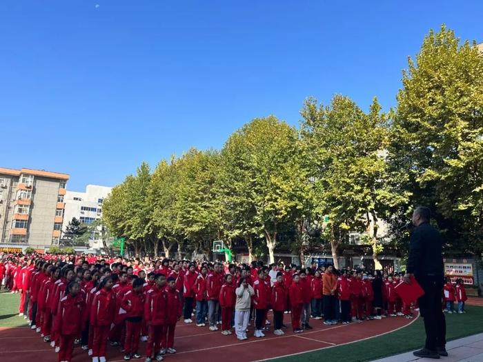 西安市雁塔区航天小学高年级校区开展防踩踏应急疏散演练