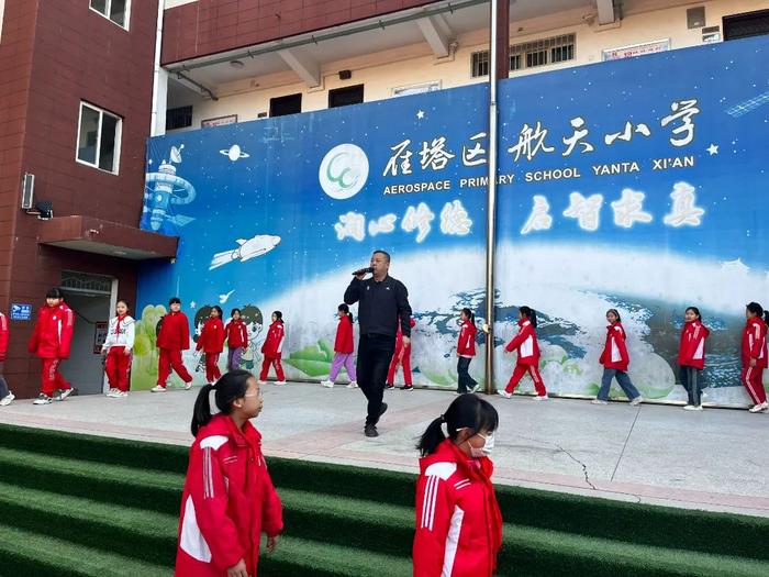 西安市雁塔区航天小学高年级校区开展防踩踏应急疏散演练