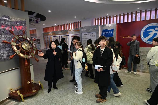 合作共建 双向服务——西安文理学院60名学生赴西安市五环中学开展教育见习活动