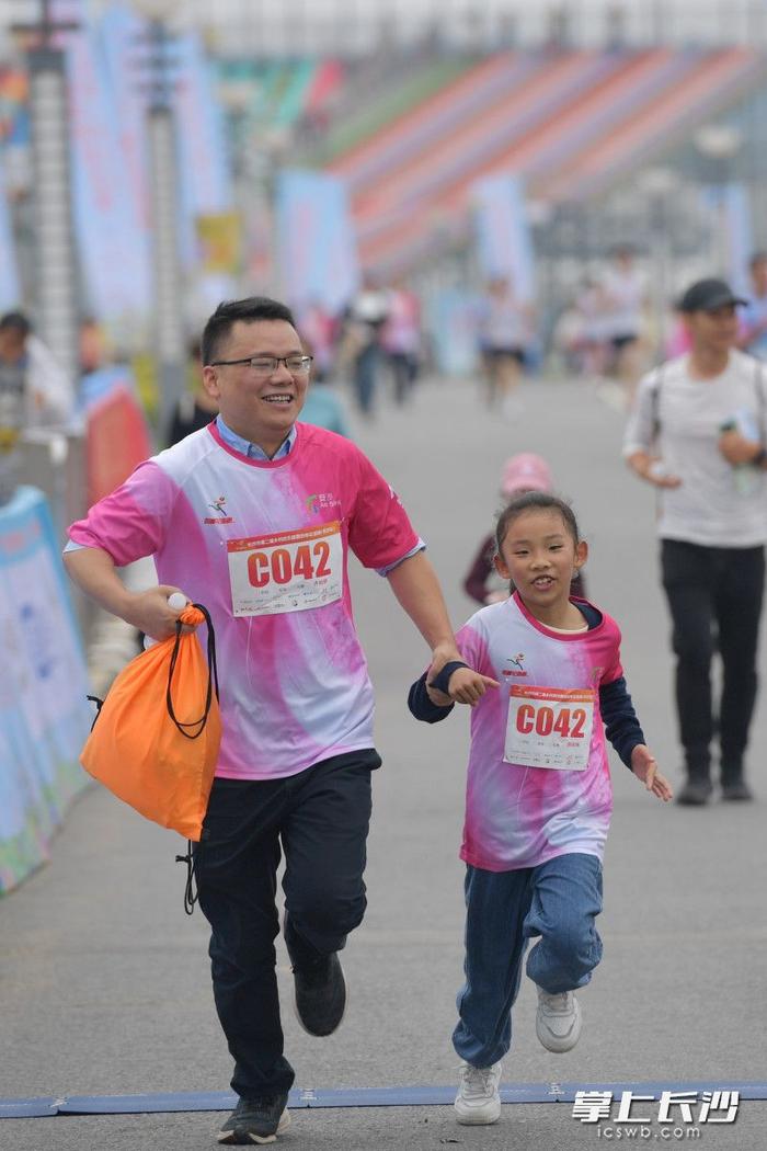 组图｜燃！长沙市第二届乡村欢乐跑暨四季花海跑（安沙站）鸣枪开跑