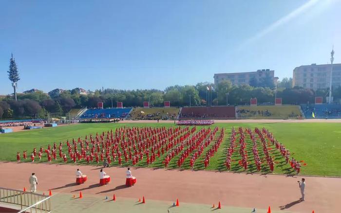 灞桥区东城六小腰鼓社团参加灞桥区中小学生田径运动会开幕式