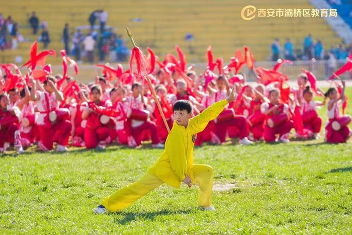 灞桥区东城六小腰鼓社团参加灞桥区中小学生田径运动会开幕式