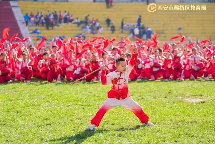 灞桥区东城六小腰鼓社团参加灞桥区中小学生田径运动会开幕式