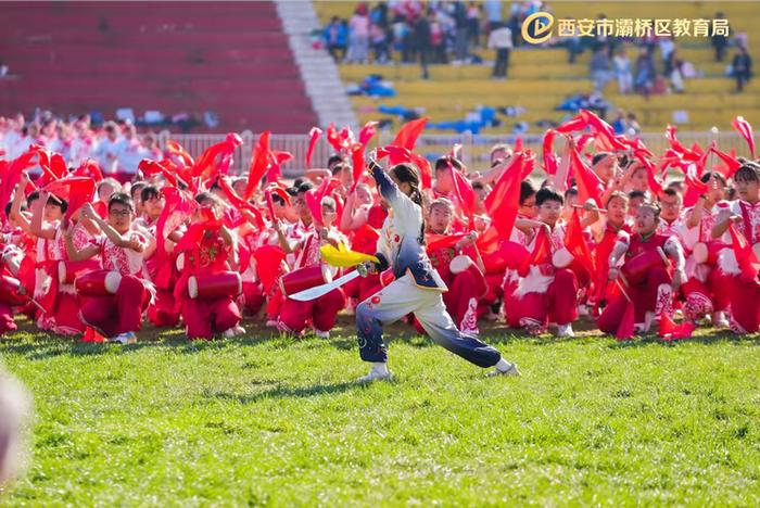 灞桥区东城六小腰鼓社团参加灞桥区中小学生田径运动会开幕式